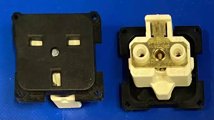 Vedder system 10.000 Britti Pistorasia 10020 GB SCH musta 13A 250Vac BS1363 - Uppokalusteet IP20 - 6468000 - 1