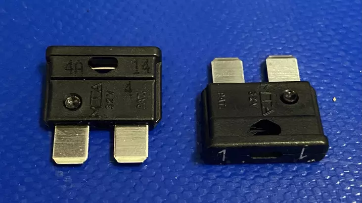 Lattasulake 1 AM musta - Autosulakkeet - 0600380 - 1