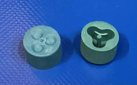 Flexgum multiläpivienti M20 ja Pg13,5 holkkitiivisteille Tässä läpivientikumissa on 3kpl 3,5-5mm johdinaihiota - Muoviset laajennusholkit ja supistusholk - F201 - 1