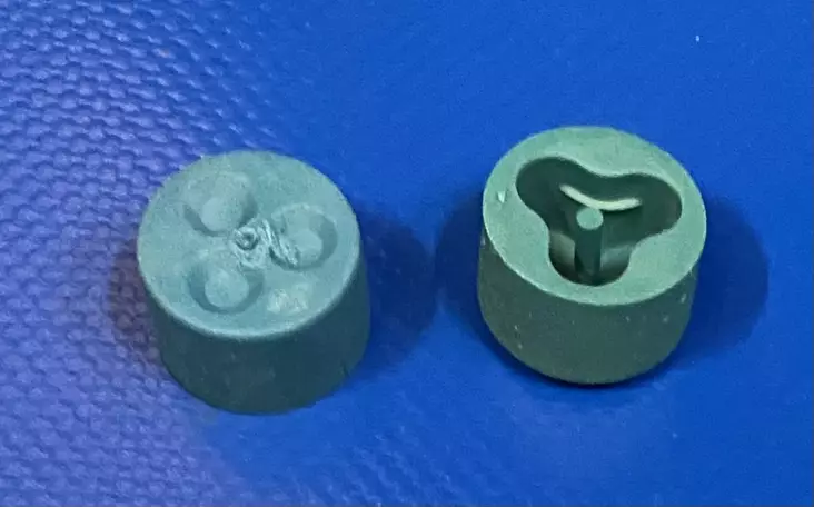 Flexgum multiläpivienti M20 ja Pg13,5 holkkitiivisteille Tässä läpivientikumissa on 3kpl 3,5-5mm johdinaihiota - Muoviset laajennusholkit ja supistusholk - F201 - 1