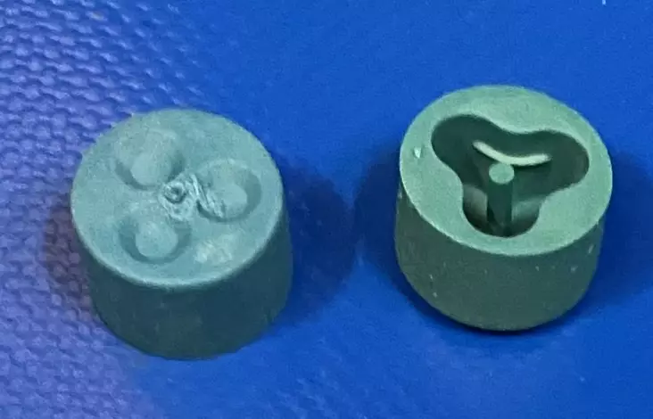 Flexgum multiläpivienti M20-iso ja Pg16 holkkitiivisteille Tässä läpivientikumissa on 3kpl 4-6,2mm johdinaihiota - Muoviset laajennusholkit ja supistusholk - F211 - 1