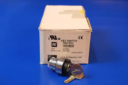 Tasopainike musta, jousipalautteinen IP65 - 22mm HÄTÄ-Seis-, ohjaus- ja 1-0 painikke - RB2BA2 - 1