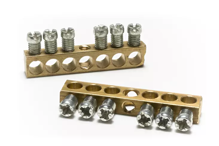 PE- kisko 3+3-os. 1,5-16mm² kiinnitysreikä ø4,2mm, tällä kiskolla on helppoa toteuttaa "runko-maa" - Ruuviliitäntäiset N- ja PE-kiskot - 1901462 - 1