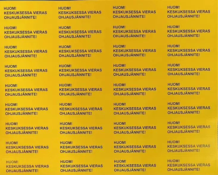 Tarra => HUOM! KESKUKSESSA VIERAS OHJAUSJÄNNITE! keltainen tarra jossa musta painatus 20x60mm arkilla 36kpl - A4 4-väri Muotoonleikatut tarrat  - TARKeskVierasOhja2 - 1