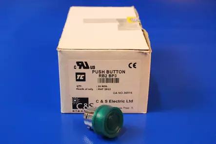 Tasopainike vihreällä kumilla, jousipalaut IP65 - 22mm HÄTÄ-Seis-, ohjaus- ja 1-0 painikke - RB2BP3 - 1