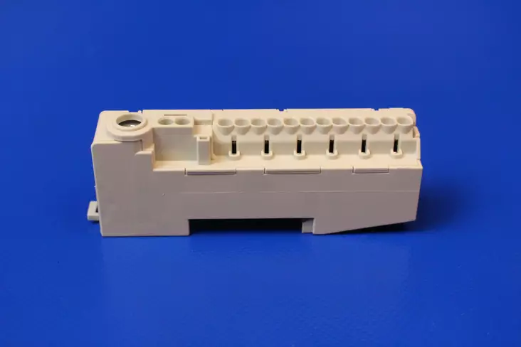 Yhden DIN-moduulin levyinen ~/TE-kisko / ~/TE-johtimien haaroitin Yhden DIN-moduulin levyinen vaihe-kisko / vaihe-johtimien haaroitin tulojohdin max.25mm² lähtoliittimet jousitoimiset 2x4mm² + 12x2,5mm² Yhden DIN-moduulin levyinen Vaihe-kisko / vaihe-j - Ruuvi- ja jousiliitäntäiset Pe-, N- ja v - 1901591-2020253 - 1