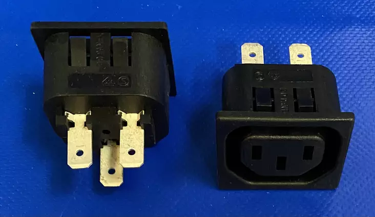 IEC C13 verkkoliitin 3N naaras "Snap-In" max. 2mm pellille 1,5x6,3mm lattaliittimillä - Keskuskomponentit - 1014173 - 1