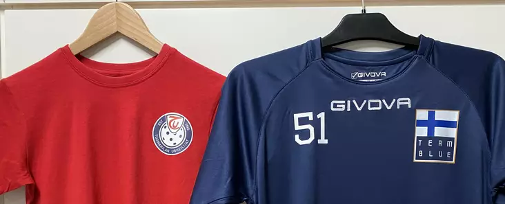 Prässi, Seuran tai yrityksen logon painatus pelipaitaan, t-paitaan, huppariin, collariin tai kassiin max. 10x10cm kokoisena - Seuran tai yrityksen logo lämpösiirtokuv - 2074 - 1