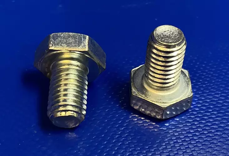 ECS-MK ja ECS-MKP Kuusioruuvi M10x16 ZN 8.8 DIN933 - Päämaadoituskiskot - 701068610016 - 1