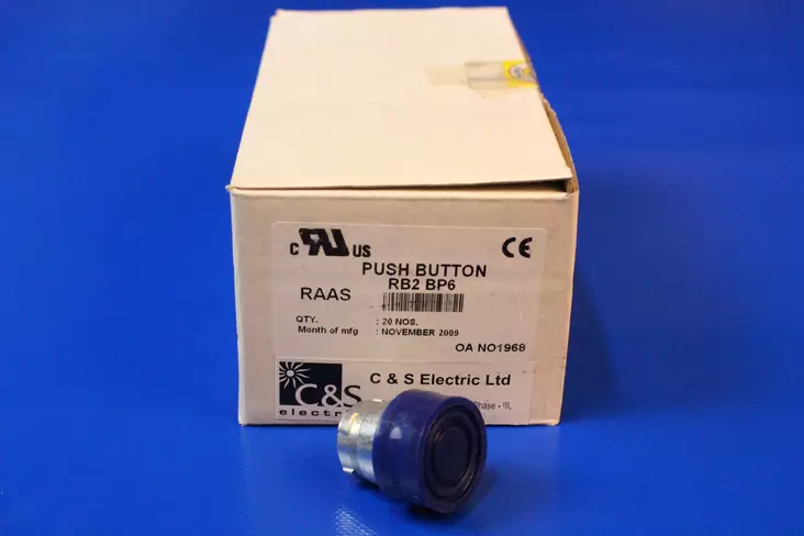 Tasopainike sinisellä kumilla, jousipalaut IP65 - 22mm HÄTÄ-Seis-, ohjaus- ja 1-0 painikke - RB2BP6 - 1