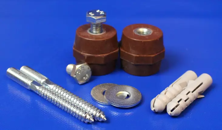 ECS-MK ja ECS-MKP 5mm paksujen maadoituskiskojen kiinnitystarvikesetti - ECS-MK päämaadoituskiskot tuppiloliittim - 1901517-5mm-KISKO - 1