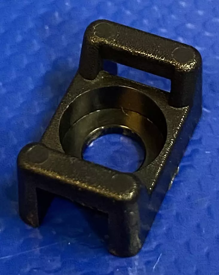 STM2-S8CB Satulamallinen johdinside-ankkuri 14,9x9,5x7,2mm max.4,8mm leveille johdinsiteille M8 4,5mm ruuvi- ja niittikiinnitys - Nippusideankkurit ja tarvikkeet - TM2S8 - 1