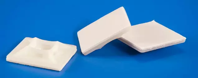 Tarra-ankkuri 28*28mm väritön 100kpl/pussi voidaan kiinnittää myös ruuvilla - Nippusideankkurit ja tarvikkeet - MB2828 - 1