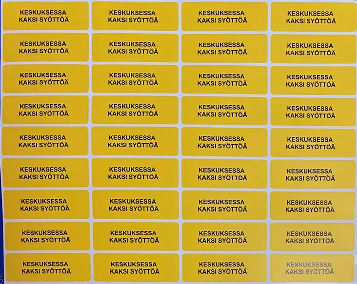 Tarra Keskuksessa kaksi syöttöä - A4 4-väri Muotoonleikatut tarrat  - TARKesk2syOttOA - 1