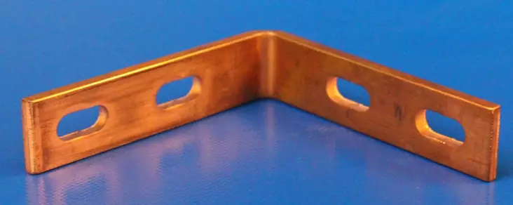 ECS-MKH-Kulmapala 4:llä ovaalilla kiinnitysreijällä - ECS-MKH maadoituskiskosto huoneen ympäri - ECSMKH0525Kulma - 1