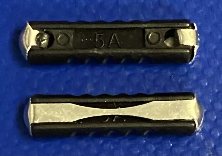 Keraaminen vanhan auton sulake 5A musta Posliinisulake torpedon mallinen autosulake - Autosulakkeet - ECS-GBC_5A-musta - 1