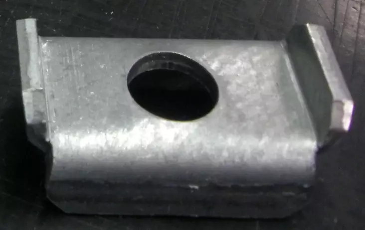 Kiskoliitin M10 hakapala - Virtakiskot ja kiskoliittimet - KLM10HAKAPALA - 1