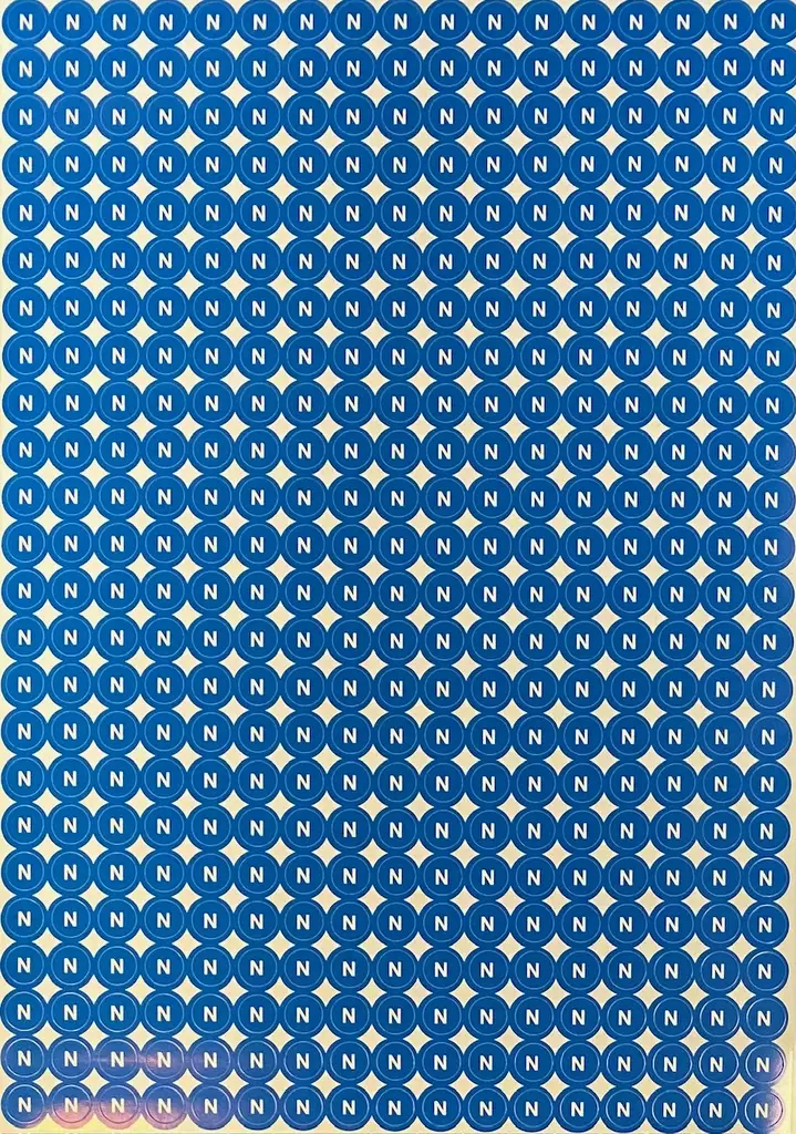 Tarra N 10*10mm sinpohja valk.teksti 408 kp/arkki - A4 4-väri Muotoonleikatut tarrat  - TARNPyOreA - 1