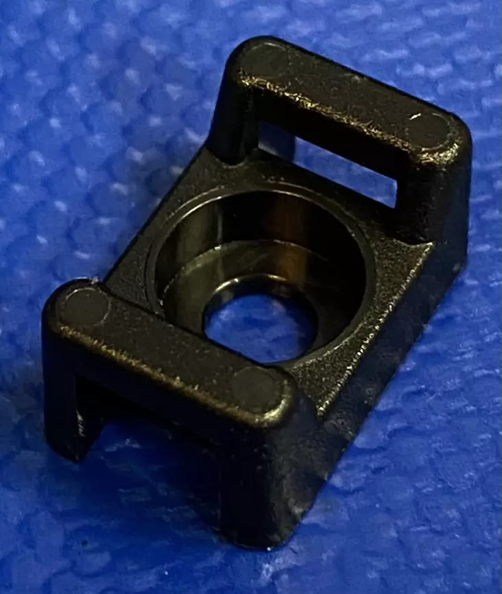 STM2-S6CB Satulamallinen johdinside-ankkuri 14,9x9,5x7,2mm max.4,8mm leveille johdinsiteille M6 3,7mm ruuvi- ja niittikiinnitys - Nippusideankkurit ja tarvikkeet - TM2S6M-TM2S6CB - 1