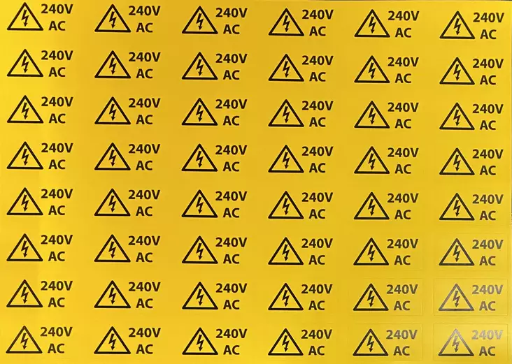 Tarra Jännite Varoitus 240VAC 20x40mm 48 kpl arkilla Keltainen pysyväliimainen tarra jossa musta painatus - A4 4-väri Muotoonleikatut tarrat  - TAR240VAC - 1