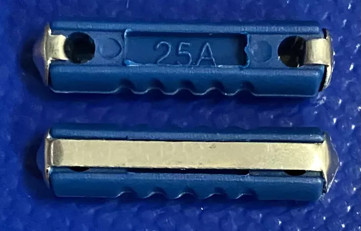 Keraaminen vanhan auton sulake 25A Sininen Posliinisulake torpedon mallinen autosulake - Autosulakkeet - ECS-GBC_25A-sinine - 1