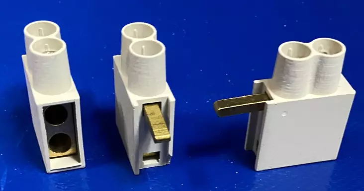 Cu-syöttöliitin 2x10mm² piikki yläreunassa eristetty1/2-modulia - Al-/Cu-yleisliittimet - 2115900040-DTH - 1