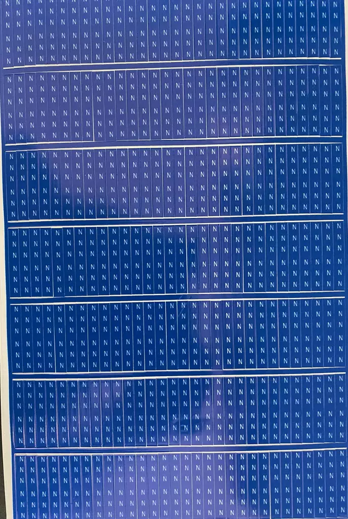 Johdinmerkkaus tarra Valkoinen N sinisellä pohjalla, tarrat tulevat arkkina jossa N-tarroja on 210kpl, yhden tarran koko 6x38mm - A4 4-väri Muotoonleikatut tarrat  - TararkNsinx210kpl - 1