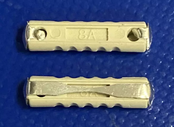 Keraaminen vanhan auton sulake 8A valkoinen Posliinisulake torpedon mallinen autosulake - Autosulakkeet - ECS-GBC_8A-valkoin - 1