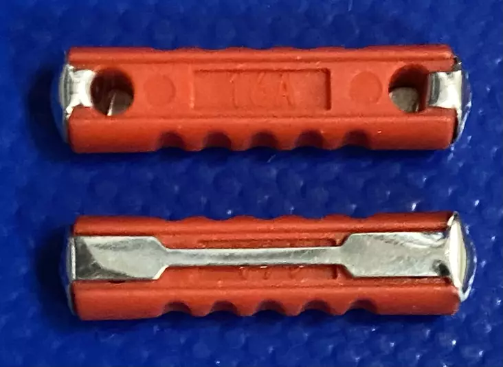 Keraaminen vanhan auton sulake 16A punainen Posliinisulake torpedon mallinen autosulake - Autosulakkeet - ECS-GBC_16A-punain - 1