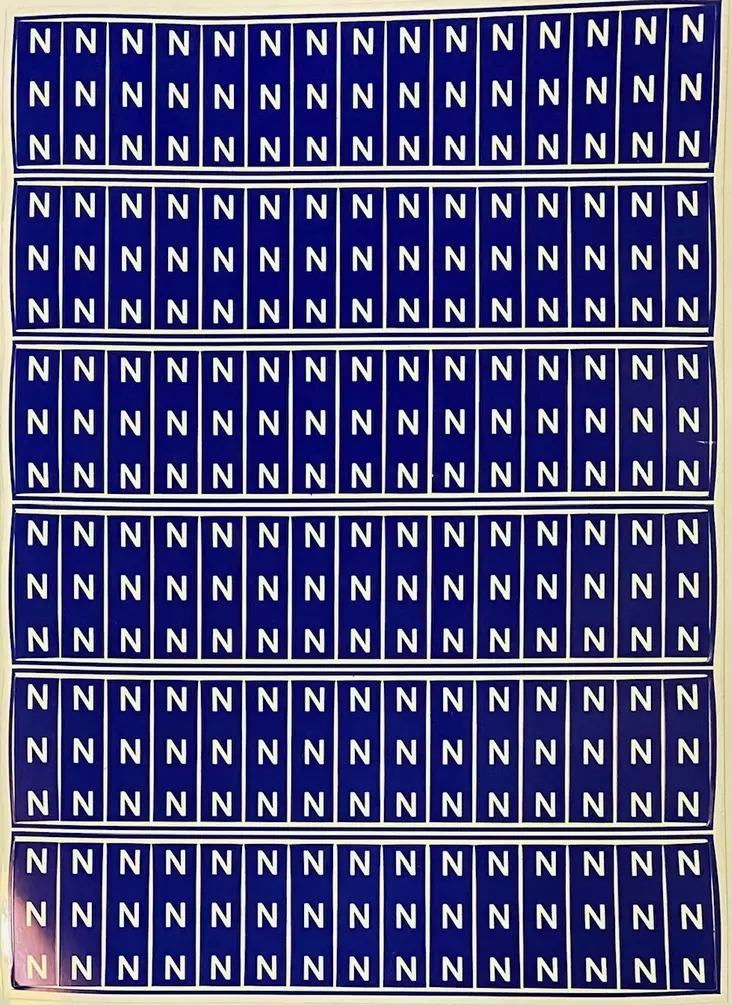 Johdinmerkkaustarra N valkoinen teksti arkilla90kpl, yhden tarran koko 13x41mm. N teksti tarrrassa 3 kertaa - A4 4-väri Muotoonleikatut tarrat  - TARN - 1