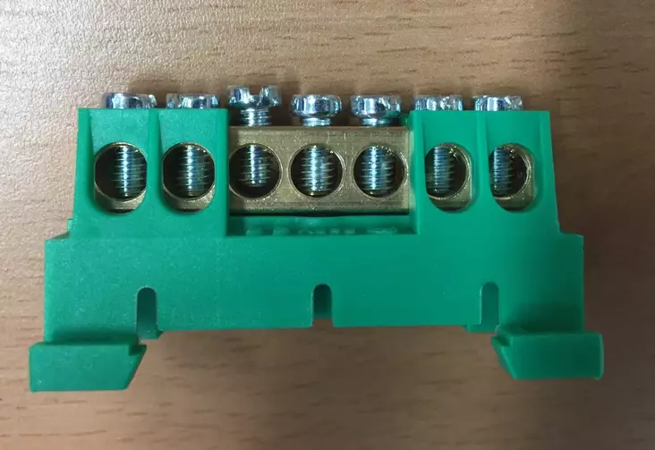 PE-kisko 7*16mm² DIN-kisko kiinnitys - Ruuviliitäntäiset N- ja PE-kiskot - ECSRPE7-ECS-MK-Bas - 1