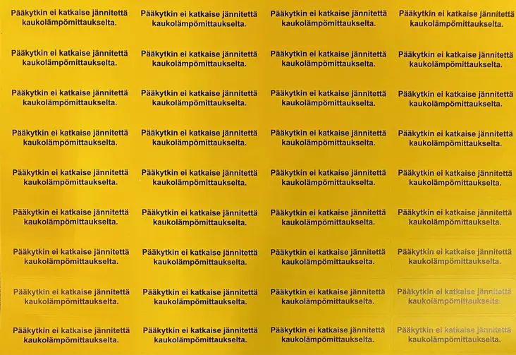 Tarra Pääkytkin EI katkaise jännitettä kaukolämpömittaukselta - A4 4-väri Muotoonleikatut tarrat  - TARKaukomittaus - 1