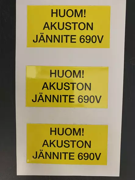 Tarra ABB => Huom! Akuston jännnite 690V - A4 4-väri Muotoonleikatut tarrat - TARakusto690V - 1