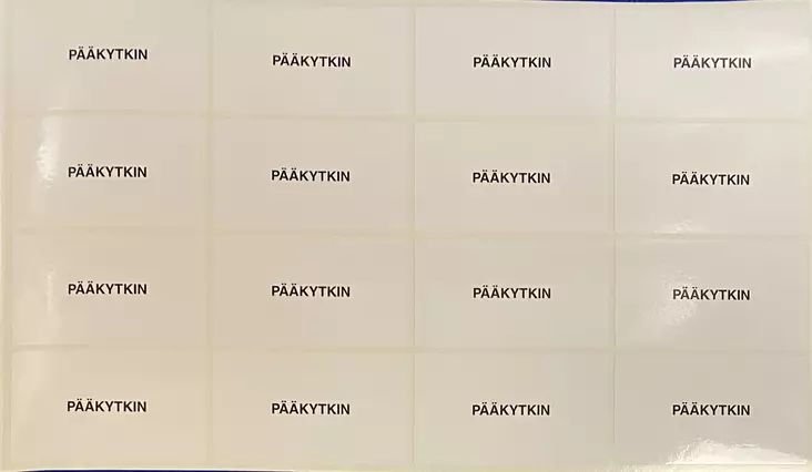 Ryhmäkeskustarra valkoinen Pääkytkin 4-mod arkilla 16 kpl - A4 4-väri Muotoonleikatut tarrat  - RK-TARPAAkytkin4Mv - 1