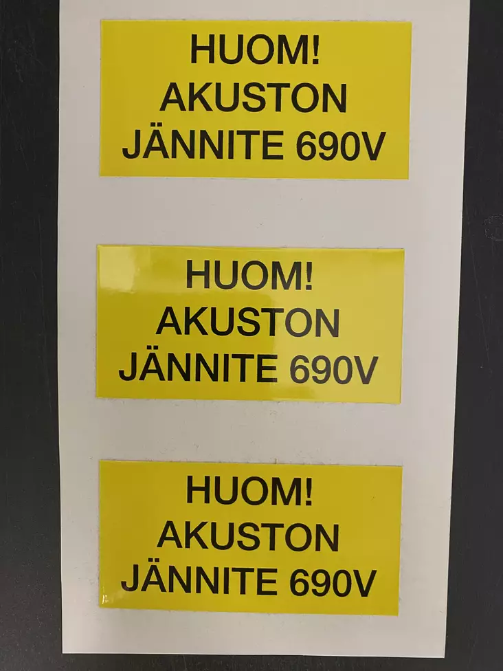 Tarra ABB => Huom! Akuston jännnite 690V - A4 4-väri Muotoonleikatut tarrat - TARakusto690V - 1