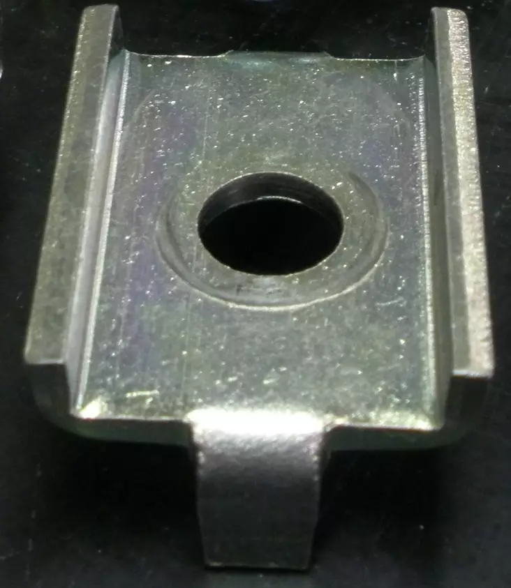 Kiskoliitin M10 Paininlevy - Virtakiskot ja kiskoliittimet - KLM10PAININLEVY - 1