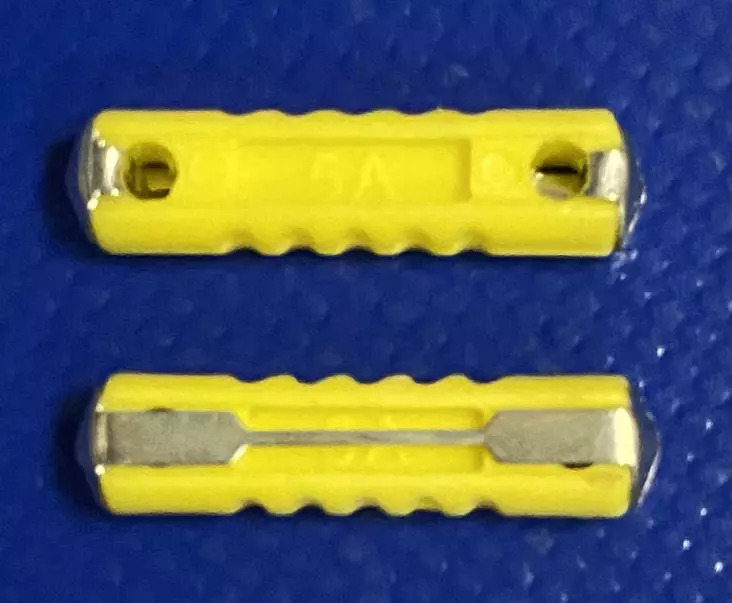 Keraaminen vanhan auton sulake 5A keltainen Posliinisulake torpedon mallinen autosulake - Autosulakkeet - ECS-GBC_5A-kelt. - 1